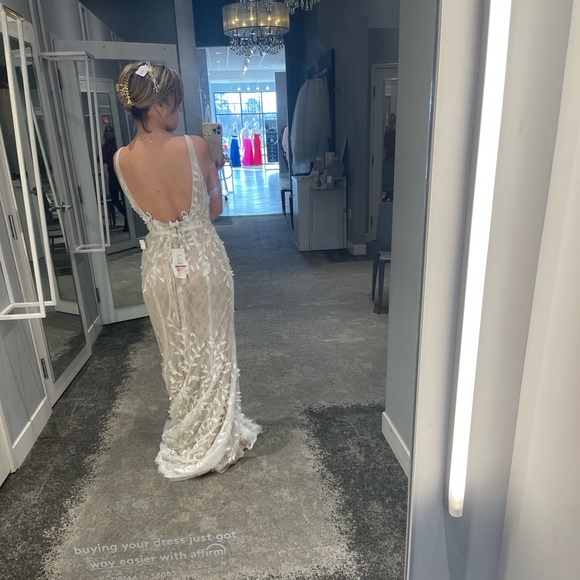 Wedding Dress: NEVER WORN OR ALTERED, A-Line, Size 4 - Picture 3 of 3